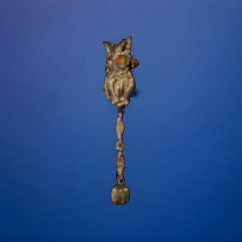 VTG Gold-tone metal articulated owl brooch with rhinestone eyes and dangle chain